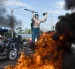 Manifestantes bloquean con escombros la carretera Federico Basadre, en Pucallpa (Perú).