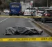 La Policía acordonó la avenida Simón Bolívar para recoger indicios tras hallar a un hombre muerto con varios impactos de bala.