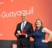 Representantes del Banco de Guayaquil reciben el reconocimiento.