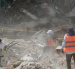 Rescatistas trabajan entre los escombros en Cali, mientras continúa la búsqueda de personas desaparecidas tras el terremoto en Colombia.
