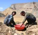 Mineros afganos separando tierra y piedras de pepitas de oro en el valle de Gulak-Dara, en la zona de Shiwa, en la provincia nororiental de Badakhshan, en Afganistán.