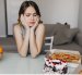 La bulimia consiste de un ciclo de atracones seguidos de conductas compensatorias, como vómitos y ejercicio excesivo.