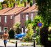 Un peatón camina por una calle de una zona residencial en el pueblo de Moerdijk, a unos 20 km al sur de Rotterdam, el 22 de junio de 2026.