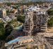 Esta vista aérea muestra una zona afectada por el derrumbe de estructuras tras el terremoto del 24 de junio en Catia La Mar, Venezuela, el 4 de agosto de 2026.