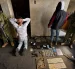 Militares intervinieron un inmueble en Cotocollao, Quito, donde encontraron armas, presunta marihuana, dispositivos móviles y prendas similares a uniformes militares.