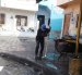 Camilo Orrala limpiaba los exteriores de su vivienda, la mañana de este viernes 14 de agosto.