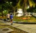 Pocos vecinos acuden por las noches al parque ubicado en los bloques de Pradera 1. En el espacio se observa maleza crecida y alta presencia de mosquitos.