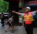 Personal de seguridad guía a las personas para que se refugien dentro de una estación de metro durante el simulacro de ataque aéreo de Wan-An o simulacro urbano, el 13 de agosto de 2026.