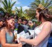La actual Miss Universo, Fátrima Bosch, recibió flores a su llegada a la provincia de Santa Elena