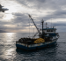 Un avión de patrulla sobrevuela un barco pesquero, en una recreación conceptual del caso Fiorella y las interrogantes sobre su desaparición.