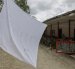 ACOMPAÑA CRÓNICA: COLOMBIA TERREMOTO AME9646. ANSERMANUEVO (COLOMBIA), 16/08/2026.- Fotografía que muestra este sábado una bandera blanca en la que se lee 'Ayuda, SOS' frente a una casa afectada por el terremoto de magnitud 7,4 del pasado lunes, en Ansermanuevo (Colombia). Una bandera blanca con el mensaje “Ayuda, SOS”, colgada en una vivienda rural de Ansermanuevo, evidencia la angustia de los campesinos afectados por el terremoto, quienes claman por ayuda ante el riesgo de que sus casas se derrumben. EFE/ Carlos Ortega