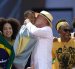 El presidente de Brasil, Luiz Inácio Lula da Silva, saluda a un niño durante el lanzamiento de campaña para su reelección.