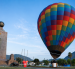 Los globos aerostáticos se elevan sobre la Mitad del Mundo durante el festival, ofreciendo a los visitantes una perspectiva diferente del paisaje.