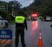 Referencial.Agentes de tránsito mantienen cerrada la vía El Carmen–Pedernales tras el accidente en el que murieron madre e hija.