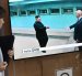 Una mujer pasa junto a una pantalla de televisión que muestra reunión entre el presidente Donald Trump y el líder norcoreano Kim Jong Un, en estación de tren de Seúl.