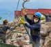 Rescatistas realizan labores de búsqueda en los escombros del edificio Torres del Limonar, destruido por el terremoto del pasado lunes, en Cali (Colombia).