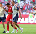 Jamal Musiala (c.), jugador del Bayern Munich, tras sufrir un desmayo en pleno partido.
