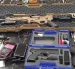 Pasaportes, celulares y dinero en efectivo fueron encontrados durante la intervención policial.