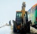 Operarios trabajando con maquinaria amarilla para limpiar una carretera durante una nevada en La Paz (Bolivia).