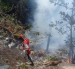 Miembros de la Cruz Roja de Kenia asistieron en el choque del helicóptero.