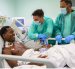 Trepy junto a los doctores del hospital en Sassari, Cerdeña, donde estuvo días en un estado de coma inducido.
