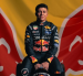 Isack Hadjar posa frente al logo de Red Bull Racing durante su etapa como piloto de la escudería.