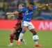 El atacante de Cruzeiro, el ecuatoriano Keny Arroyo, defiende la pelota en el duelo ante Flamengo.