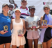 Andrés Gómez posa junto a las tenistas que se consagraron campeonas de la COSAT en la categoría femenina.
