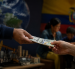Las remesas enviadas por los ecuatorianos en el exterior se han convertido en un soporte clave para la economía nacional y los hogares.