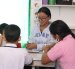 Una maestra junto a jóvenes en un centro de apoyo terapéutico.