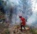 Un miembro del equipo de respuesta a emergencias de la Cruz Roja de Kenia trabaja cerca del lugar donde se estrelló un helicóptero, en el condado de Samburu.