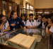 Estudiantes conocen el patrimonio documental del Archivo Histórico del Guayas durante una jornada educativa.