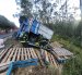 Accidente. Un tráiler quedó volcado tras chocar contra un poste en la avenida Simón Bolívar, a la altura de El Troje.