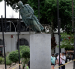 La estatua de Bolívar en Montenegro permanece inclinada y cercada tras los daños del terremoto del 10 de agosto.