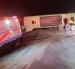 Un bus de pasajeros volcado en Yanayacu, Tungurahua, mientras equipos de emergencia atienden el siniestro.