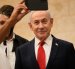 Un hombre se toma una selfie con el primer ministro israelí Benjamin Netanyahu durante las elecciones primarias del partido Likud en Jerusalén, el 17 de agosto de 2026.