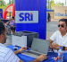 Contribuyentes despejan dudas ante técnico del SRI.