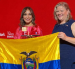 Representante del Banco Internacional recibe el reconocimiento.