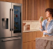 La Samsung Bespoke AI RF80H aprende los patrones de uso del hogar para mantener estable la temperatura y optimizar el consumo de energía.