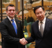 Representantes ecuatorianos y chinos estrechan vínculos en un encuentro diplomático en Shanghái.