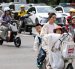 Personas en motocicletas en Pekín, China.