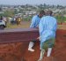 Miembros del equipo de respuesta trasladan un cuerpo para su entierro en Bunia, República Democrática del Congo, el 18 de agosto de 2026.