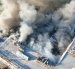 Bomberos participando en las labores de extinción de un incendio en un centro comercial dañado tras un ataque ruso en Kryvyi Rih, en el contexto de la invasión rusa de Ucrania.