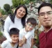 Gustavo Álvarez posa junto a su familia. Su esposa tuvo que renunciar a su trabajo para apoyarlo.
