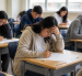 Estudiantes rinden una evaluación en un aula, en medio del debate sobre los bajos puntajes de ingreso a la universidad y la calidad de la educación en Ecuador.