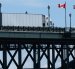Un camión cruza el puente Peace Bridge desde Buffalo, Nueva York, hacia Canadá, en Fort Erie, Ontario, el 18 de agosto de 2026.