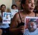 Familiares de ocho de los diez tripulantes que permanecen desaparecidos tras el ataque.
