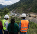 Representantes de comunidades y del sector minero observan una operación extractiva, en una imagen que refleja la importancia del diálogo, la confianza y el desarrollo local para construir una verdadera licencia social.