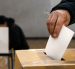 Un ciudadano deposita su voto en una urna durante una jornada electoral.