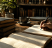 Una mano escribe junto a libros abiertos, una imagen que evoca el valor del pensamiento, la reflexión y las enseñanzas que trascienden la mera transmisión de información.